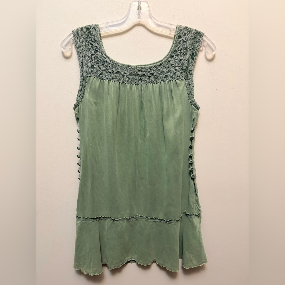 DICK & JAYNE Elegant Green Sleeveless Top W/ Lace Detailing